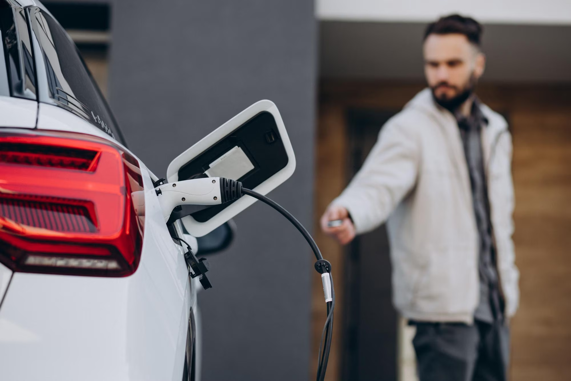 Homme qui recharge avec solutions connect & drive.